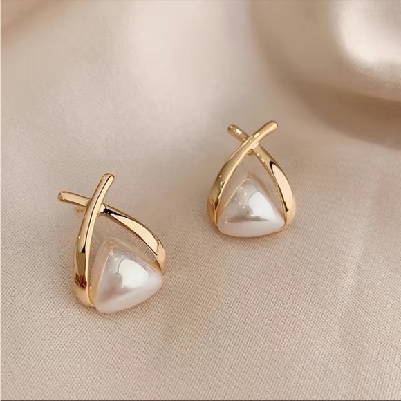 Jewelry - New! Pearl Gold Bow Stud Earrings